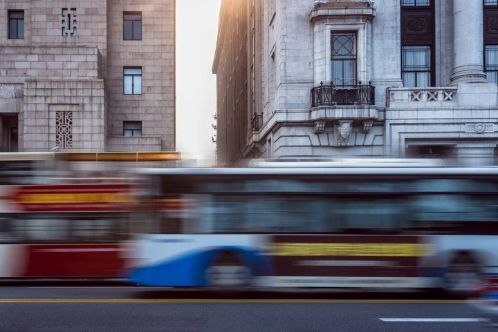 Auto elettriche, arriva la tassa sui chilometri: dal 2028 si pagherà anche quanto si guida