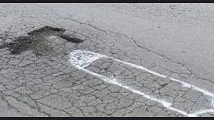 Falli giganti per segnalare le buche su strada