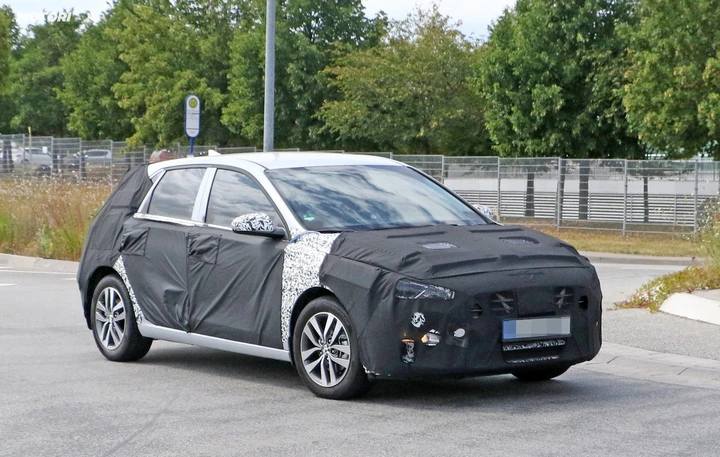 Hyundai i30 Facelift PHEV: le foto spia