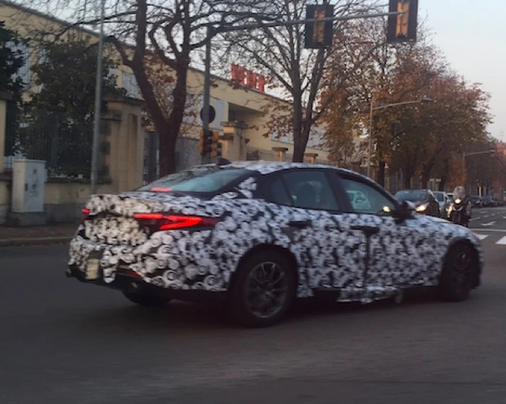 Alfa Romeo Giulia, nuovi avvistamenti spia