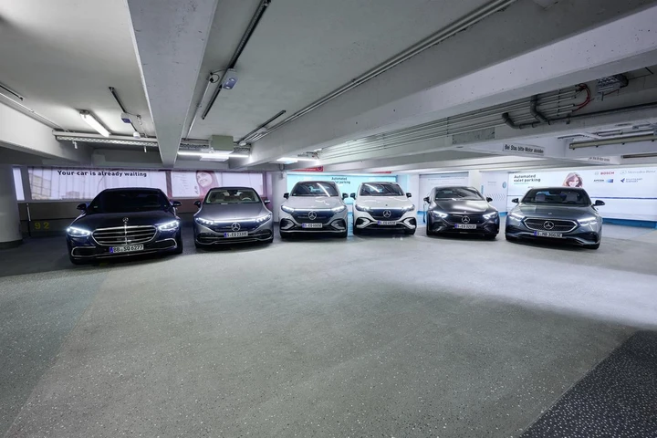 Mercedes: sette modelli adesso posso essere parcheggiati in modo automatico