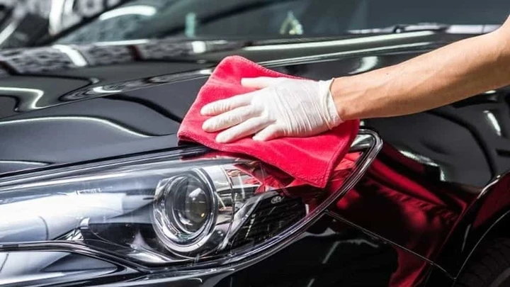 Come rimuovere i moscerini e la resina dalla carrozzeria dell'auto