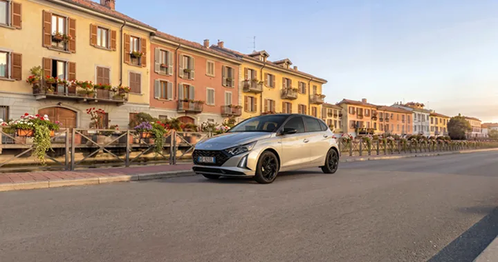 Hyundai i20 MY27: 5G, cambio 7DCT, tre allestimenti, prezzi da 19.900 euro