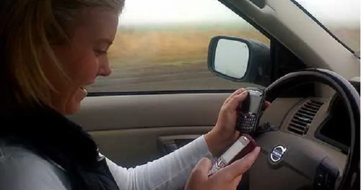Legge di Bilancio: non passa la linea dura contro il cellulare in auto