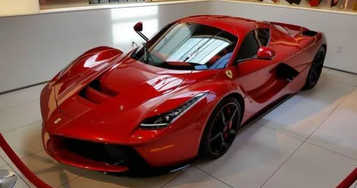 Ecco LaFerrari di Hamilton: è tutta rossa