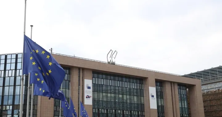UE concede flessibilità sui limiti CO2 per sostenere l'industria automobilistica