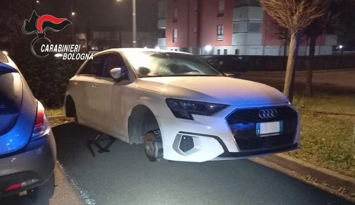 Ladri di pneumatici incastrati dal video della proprietaria, nel sacco due 19enni