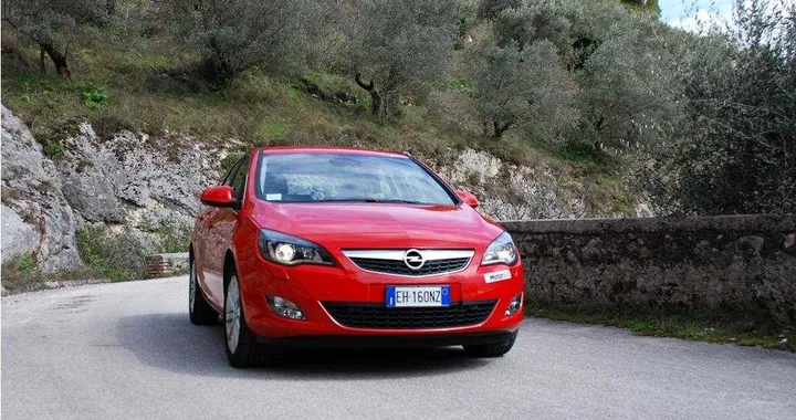 Opel Astra 1.4 turbo Cosmo: assalto alla Golf