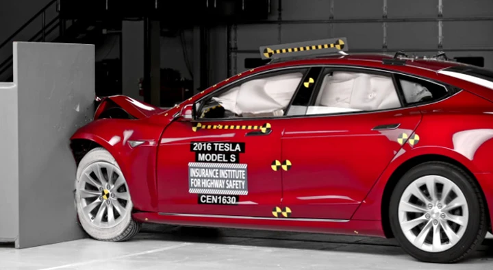 Crash test IIHS: bene Prius Prime e Volt, rimandate i3 e Model S