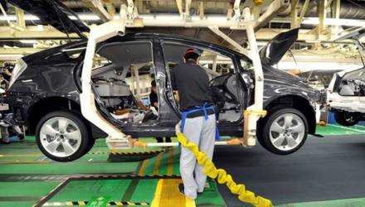 Toyota dimezza l'utile 9 mesi, ma alza stime esercizio