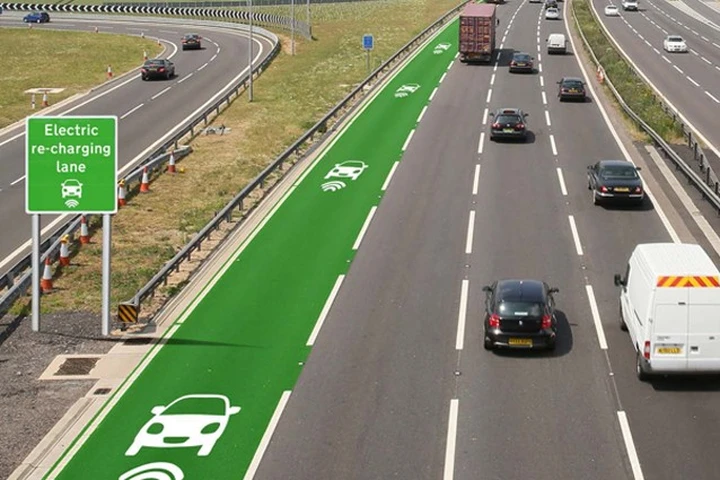 Auto elettriche, allo studio delle corsie autostradali per la ricarica