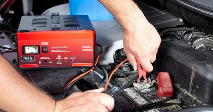 Batteria auto scarica dopo il lockdown: come caricarla per la Fase 2