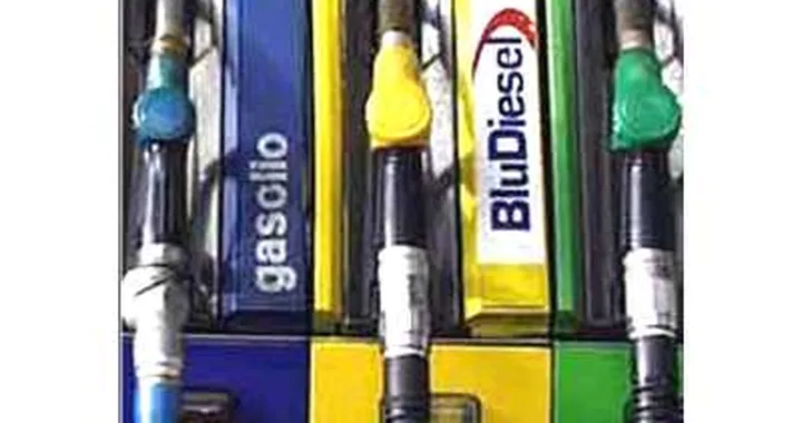Benzina più cara che mai. Via le accise!