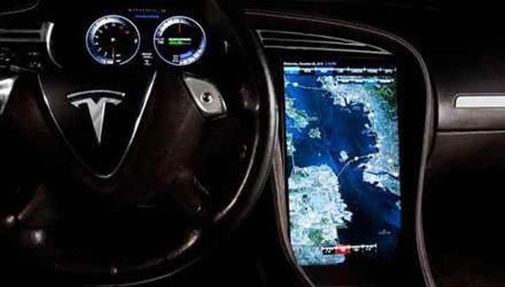Tesla Model S: ecco lo schermo più grande al mondo