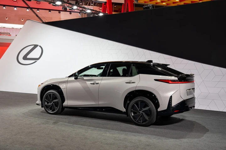 Lexus RZ sfida il mercato con una rivoluzione tecnologica: steer-by-wire e Interactive Manual Drive