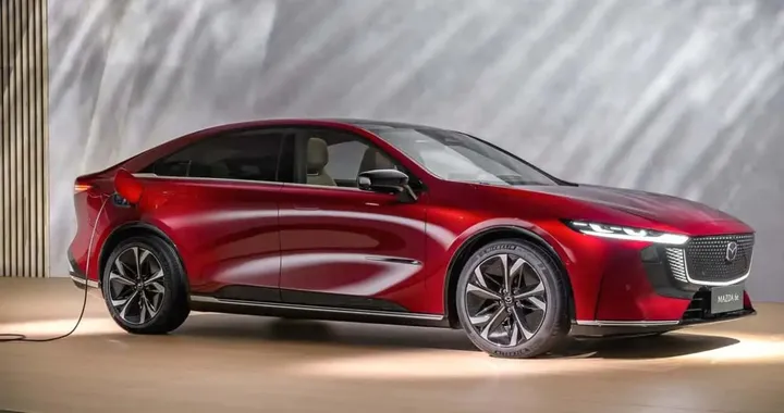 Mazda6e 2027, più autonomia e ricarica rapida: ora arriva a 560 km