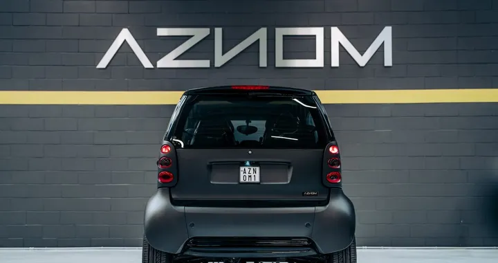 Smart ForTwo è tornata? No, è semplicemente una microcar elettrica per giovani
