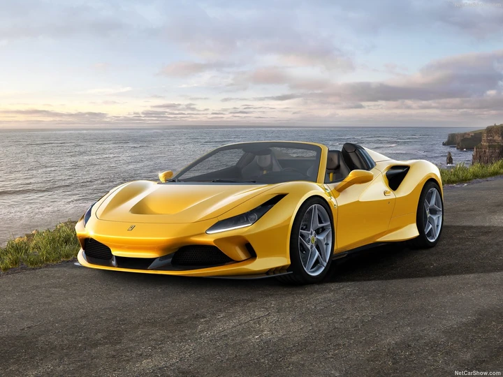 Ferrari F8 Spider: le foto ufficiali