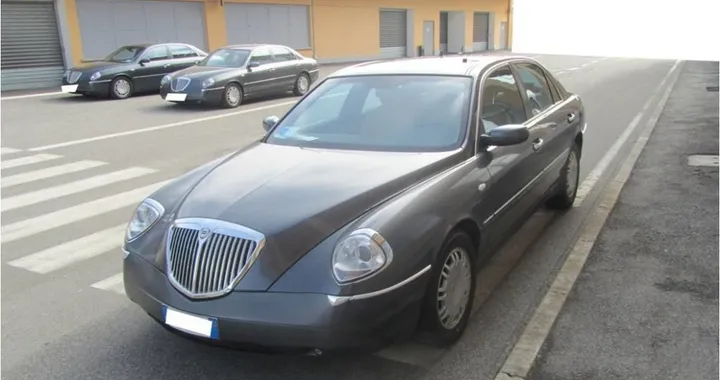 Auto blu all'asta su Ebay: quante stranezze!