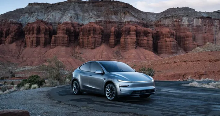 Tesla Model Y 7 posti: ecco quanto costa e cosa cambia davvero