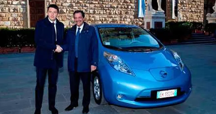 Una Nissan Leaf consegnata al comune di Firenze