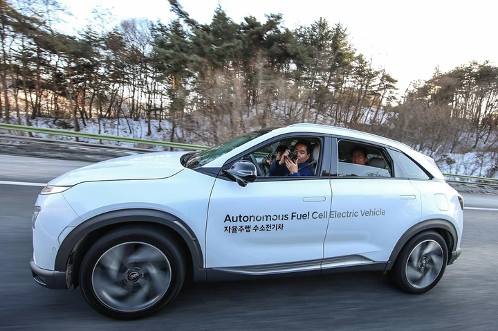 Hyundai Nexo fuel cell guida autonoma Livello 4: immagini ufficiali test drive