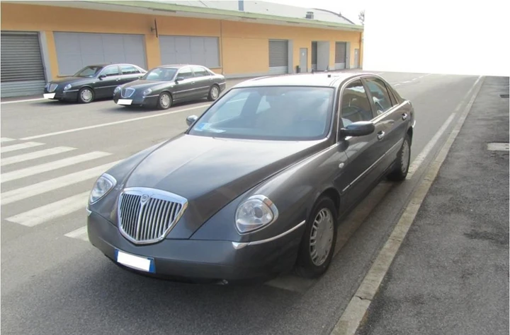 Auto blu all'asta su Ebay: quante stranezze!