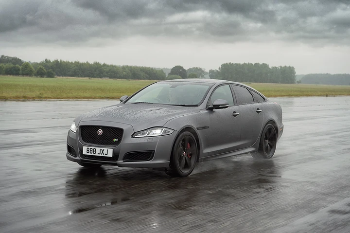 Jaguar XJR575: immagini ufficiali