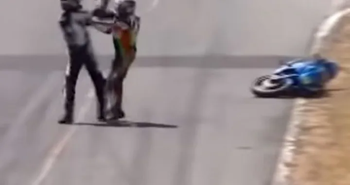 Superbike, Costa Rica, rissa fra due piloti in piena corsa: ecco il video