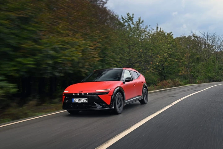 Hyundai IONIQ 3, debutto il 24 ottobre: rate da 300 euro