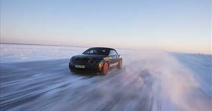 Bentley Continental da record: 330 km/h sul ghiaccio