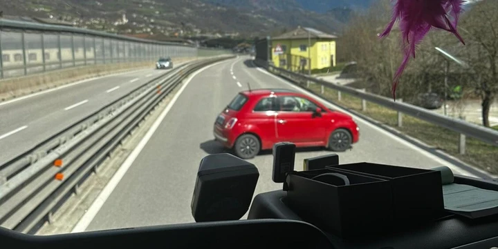 Contromano sulla Valsugana: camionista blocca l’auto ed evita una tragedia