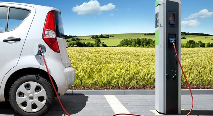 Ricariche per auto elettriche all'esterno dei nuovi edifici, arriva l'obbligo