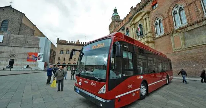 Due autobus ibridi in servizio a Bologna