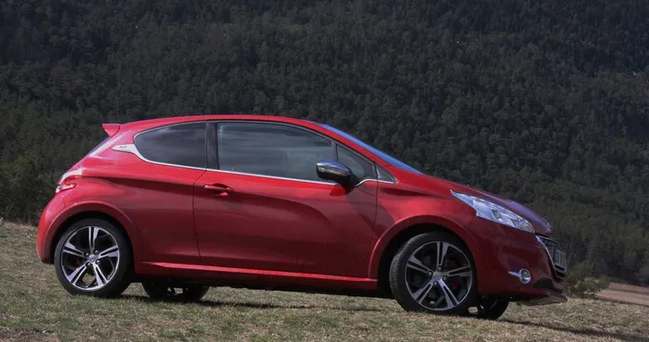 Peugeot 208 GTi: primo contatto