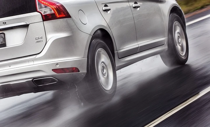 Guida sul bagnato: i consigli Nokian per evitare l’aquaplaning