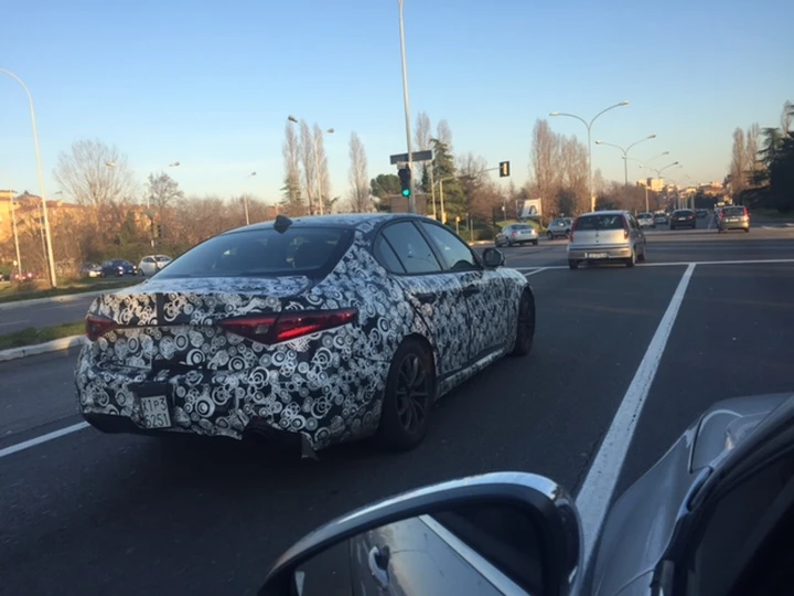 Alfa Romeo Giulia, nuovi test su strada
