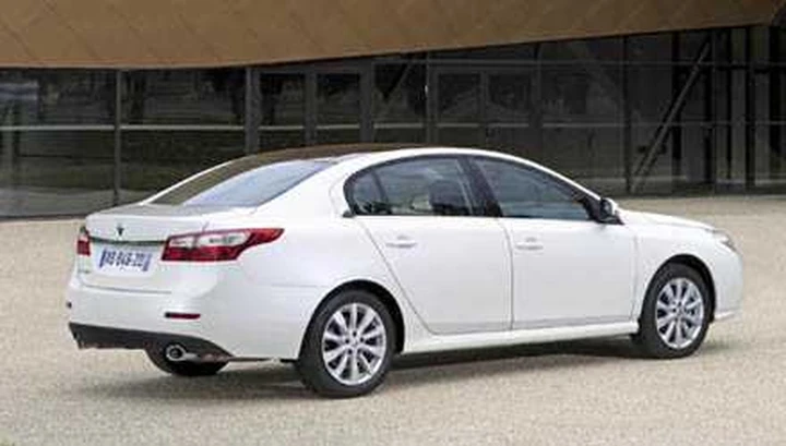 Renault Latitude: la grande si svela a Mosca