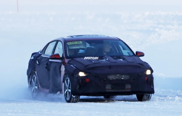 Hyundai Elantra, la nuova generazione spiata durante i test sulla neve
