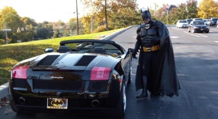 Regalava sorrisi ai bambini malati vestito da Batman: muore in un incidente