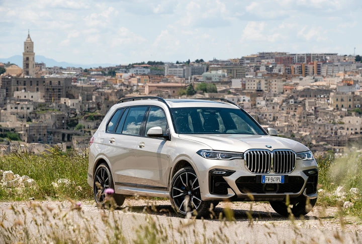 BMW X7: la prova su strada