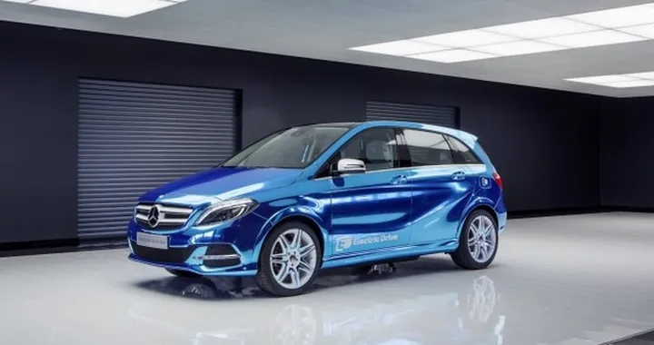 Una Mercedes classe B elettrica ad ogni calciatore del Leicester