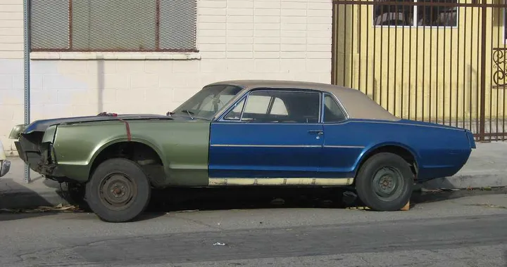 Se l'auto è vecchia e malconcia resti single