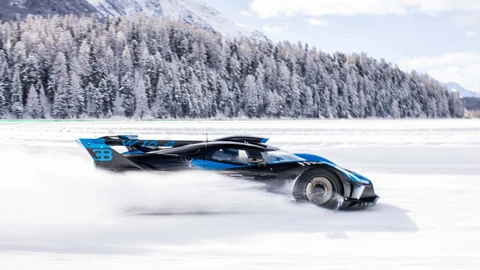 Bugatti danza sul ghiaccio: lo spettacolo incredibile a St. Moritz [VIDEO]