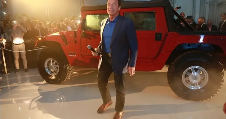 Schwarzenegger viaggia a zero emissioni: ha presentato l’Hummer elettrico