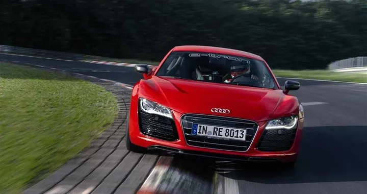 Audi R8 e-tron: record al Nurburgring in 8’09