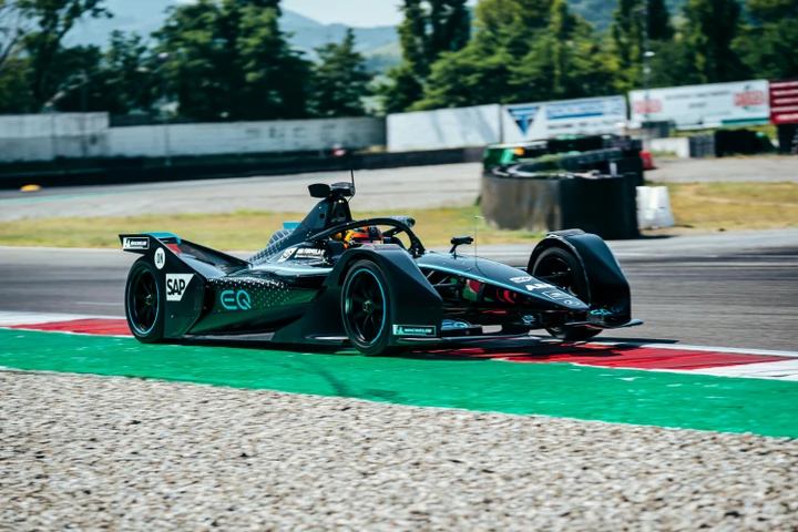 Formula E: la Mercedes-Benz prova la monoposto a Mallorca