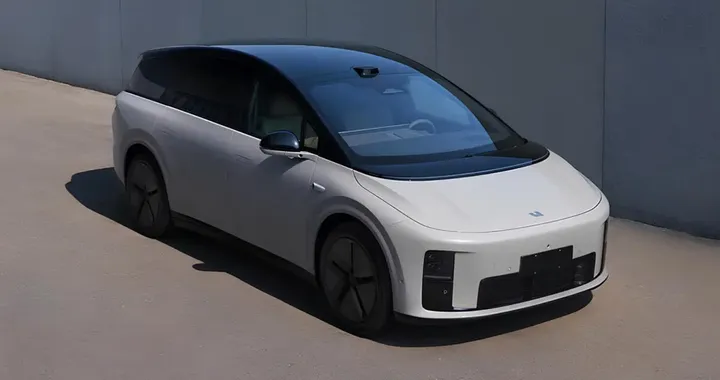 Li Auto i8, il SUV minimalista da 536 CV che sfida i big del lusso