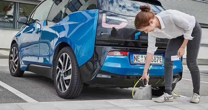 Per ricaricare l'auto elettrica ci pensano i marciapiedi e i lampioni