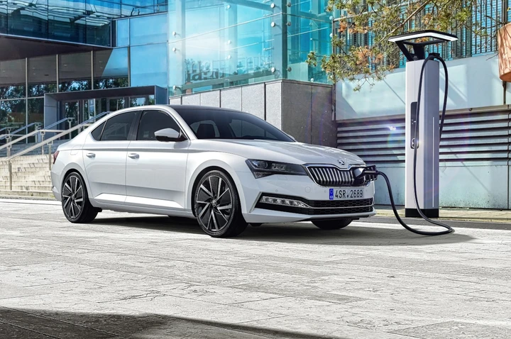 Skoda Superb iV hybrid plug-in 2019: immagini ufficiali